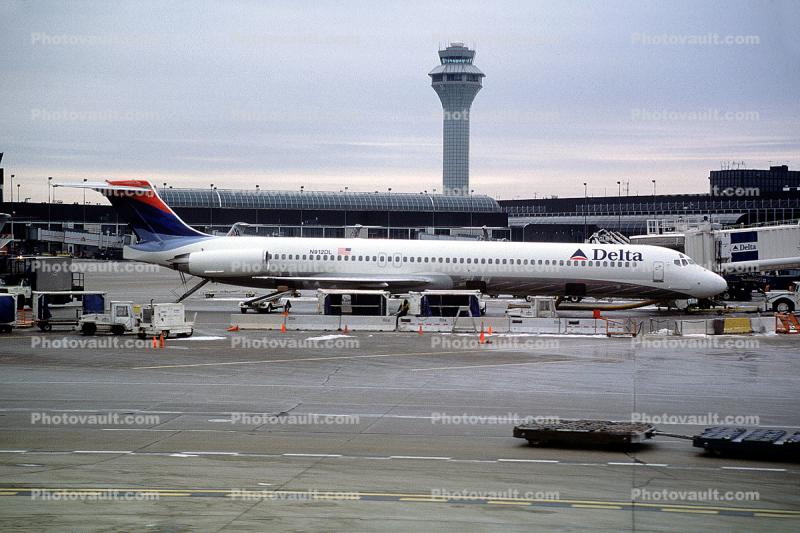 N912DL, Delta Air Lines, Douglas MD-88, Control Tower