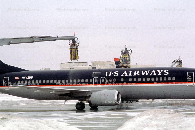 N442US, snow removal, Boeing 737, US Airways