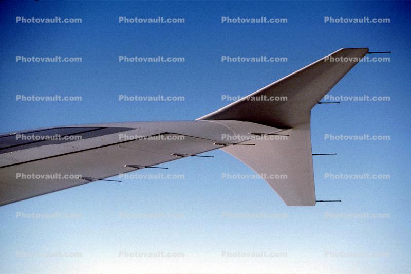 Wingtipp Fence, Airbus A320 series, Lone Wing in Flight, Sharklet, static discharge wicks