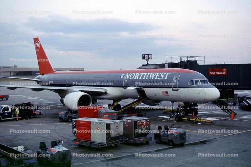Boeing 757, Northwest Airlines NWA, ground personal, carts, baggage tractor, Gate F10