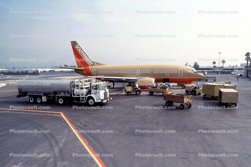 N524SW, Boeing 737-5H4, Southwest Airlines SWA, Burbank-Glendale-Pasadena Airport (BUR), Ground Equipment, 737-500 series, tanker, CFM56