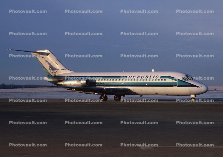 N8913E, Republic Airlines, McDonnell Douglas DC-9-14