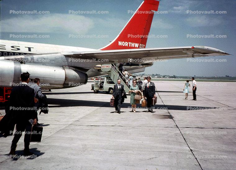 Boeing 707, Northwest Airlines NWA, Deboarding, Disembarking Passengers, Boarding