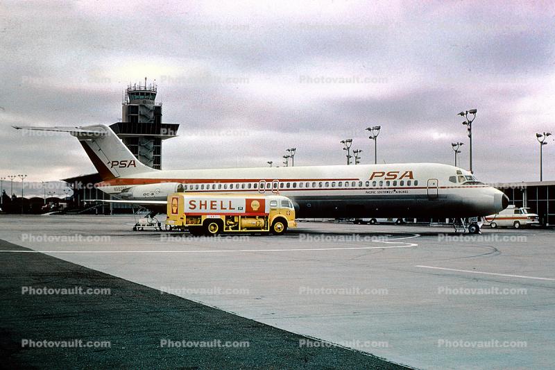 N982PS, PSA, Pacific Southwest Airlines, Douglas DC-9-33, Shell Refueling Truck, 1968, 1960s, Ground Equipment