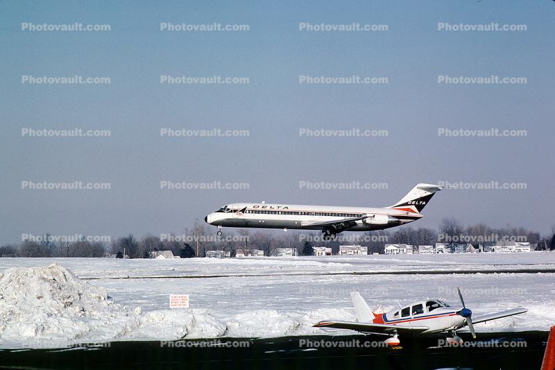 N1272L, Delta Air Lines, Douglas DC-9-32, Landing, Snow, runway, JT8D, JT8D-7B