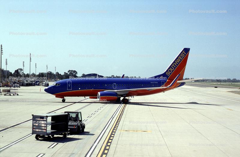 N437WN, Boeing 737-7H4, Southwest Airlines SWA, Santa Ana International Airport, Next Gen, 737-700 series, CFM56-7B24, CFM56