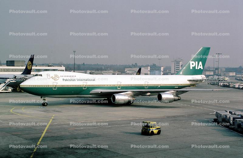 AP-BAK, Boeing 747-240B, 747-200 series, CF6-50E2, CF6