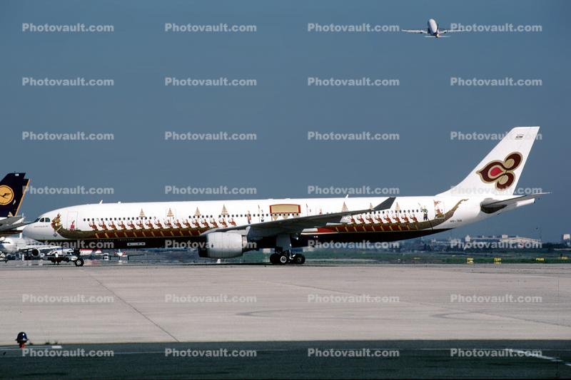 HS-TEK, Airbus A330-322, Thai Airlines, Royal Barge, Dragon Boat, Longboat, Srichulalak