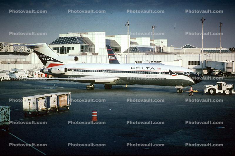 N489DA, Boeing 727-232, pushback, pusher tug, terminal, building, JT8D, 727-200 series