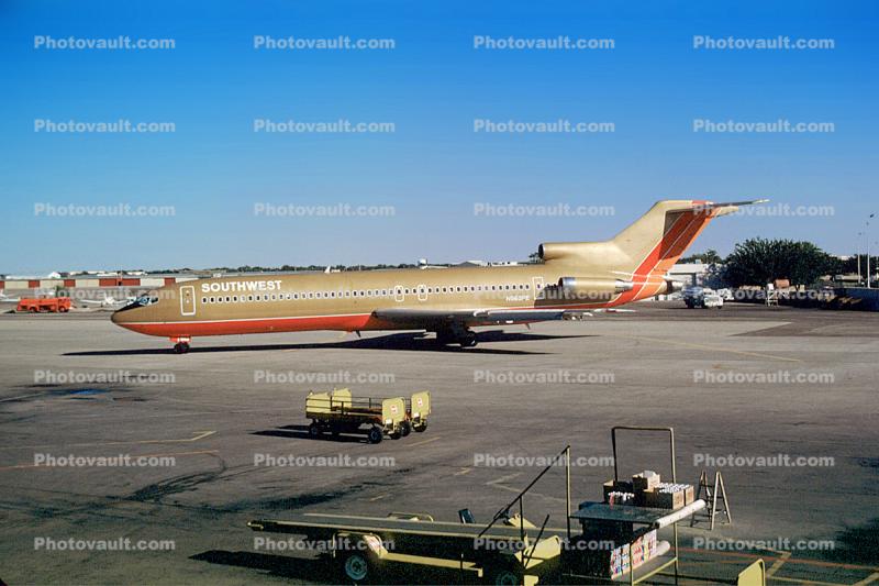 N563PE, Boeing 727-227, Southwest Airlines SWA, belt loader, 727-200 series
