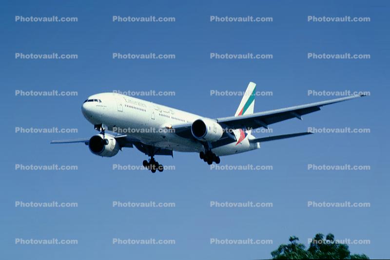 Boeing 777, Emirates Airlines landing