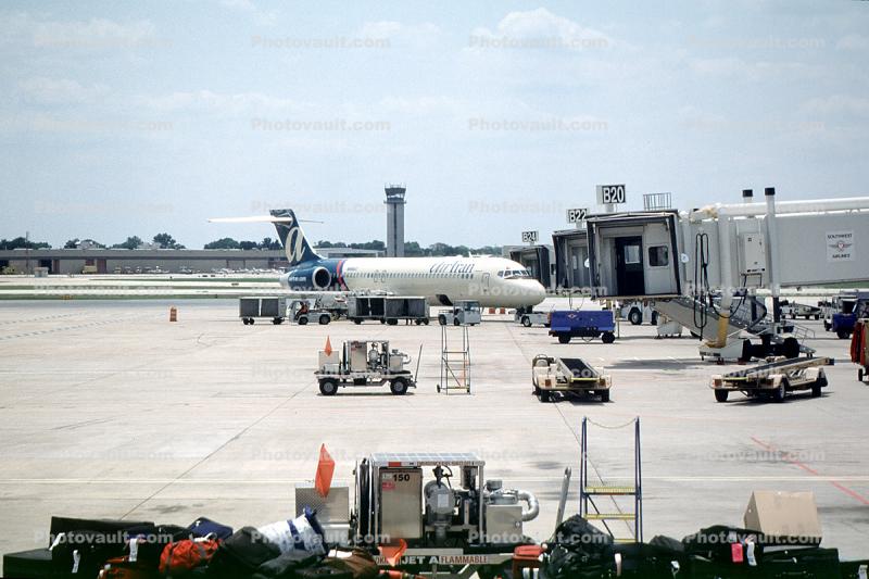 N988AT, Boeing 717-23S, jetway, Oakland International Airport, Airbridge, BR715