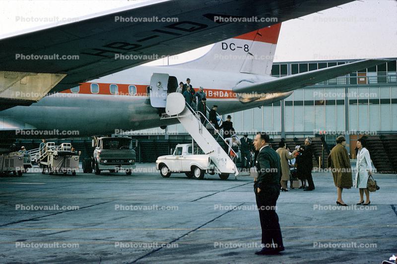 HB-IDA, Douglas DC-8-33A, JT4A-11, JT4, Embarking Passengers, Mobile Stairs, steps, pickup truck, Rampstairs, ramp, 1960s