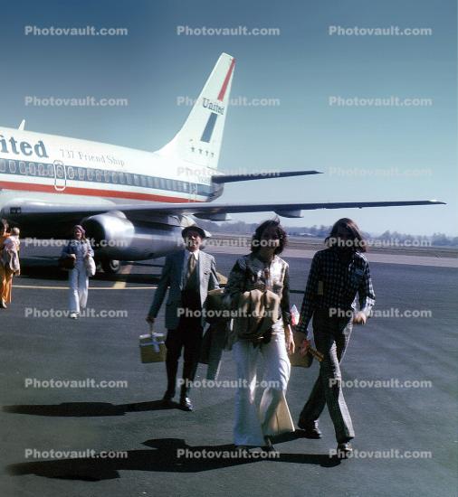 N9069U, United Airlines UAL, named City of Toledo, Boeing 737-222, 737-200 series, JT8D, JT8D-7B, April 1974, 1970s, disembarking passengers