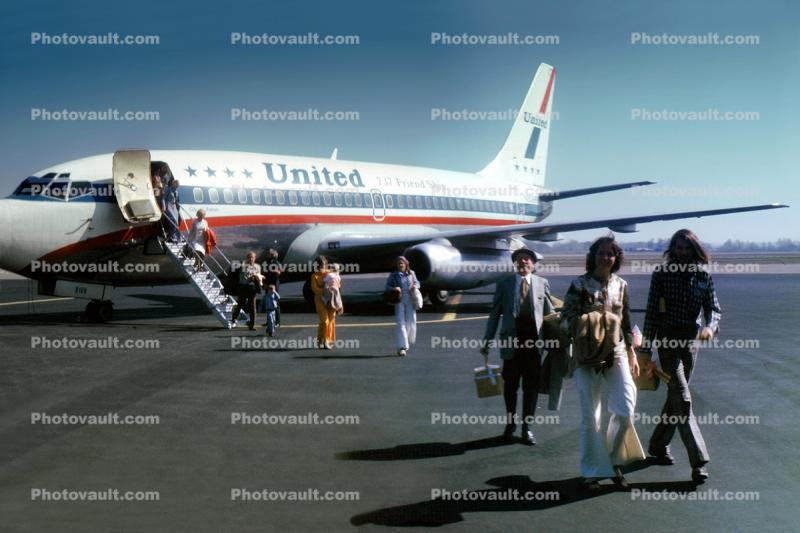 N9069U, Boeing 737-222, United Airlines UAL, named City of Toledo, 737-200 series, JT8D, JT8D-7B, April 1974, 1970s