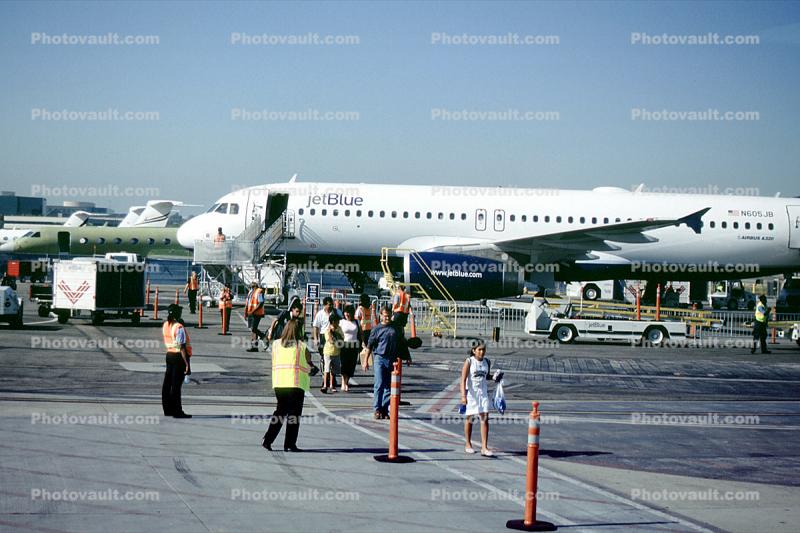 N605JB, Airbus A320-232 series, JetBlue Airways, Blue Yonder, disembark
