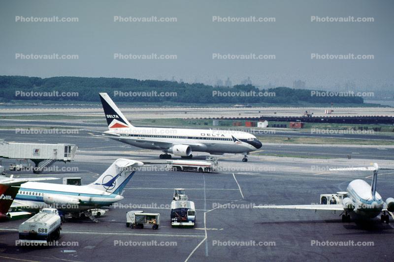 Boeing 767, Delta Air Lines, 1983, 1980s