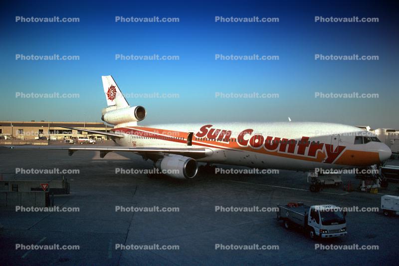 Sun Country Airlines, May 2001