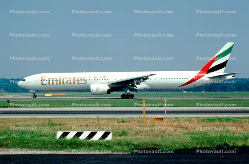 A6-EMO, Emirates, Boeing 777-31H, 777-300 series
