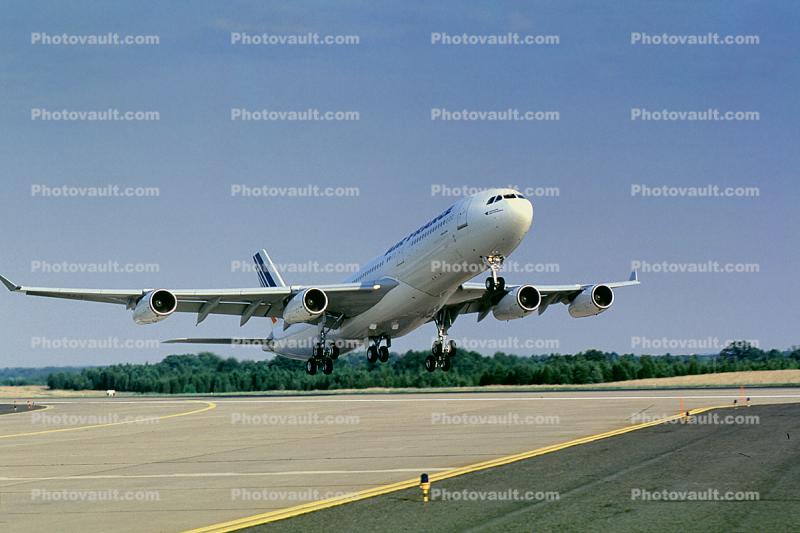 Airbus A340-300, Taking-off