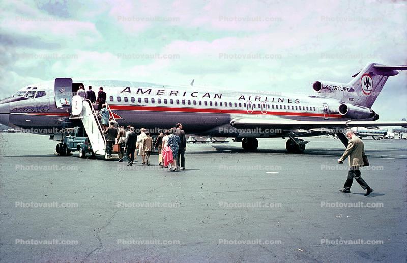 N6813, American Airlines AAL, Boeing 727-223, JT8D-9A s3, JT8D, Mobile Stairs, Rampstairs, ramp, passengers, 727-200 series, 1960s