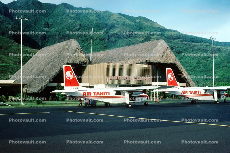 F-OCQH, Air Tahiti, Terminal, Moorea Temae, building, thatched roof, grass, Sod