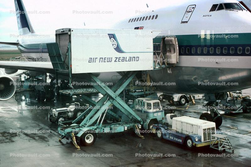 ZK-NZV, AOTEA, Scissor Lift Truck, Highlift, Boeing 747-219B, 747-200 series, RB211