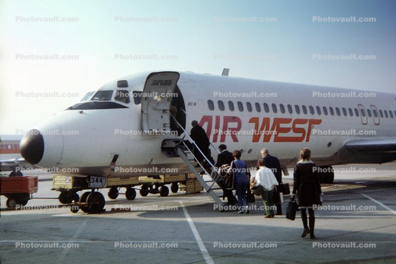 N9344, Hughes Air West, Douglas DC-9-31, Airstair, passengers, steps, JT8D