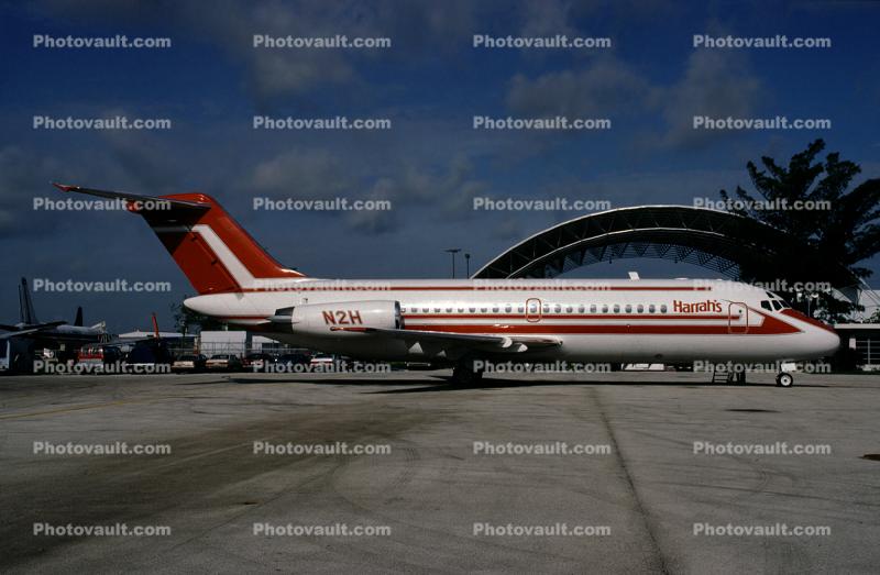N2H, Harrah's DC-9-15 jet, Harrah's Hotel & Casino, outdoor arched terminal