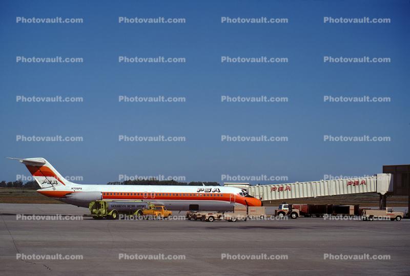 N706PS, Douglas DC-9-32, PSA, JT8D-7B, airbridge, jetway, Smileliner