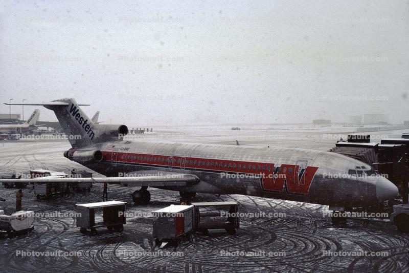 EI-BRD, Boeing 727-247, snow, slush, blizzard, Western Airlines WAL
