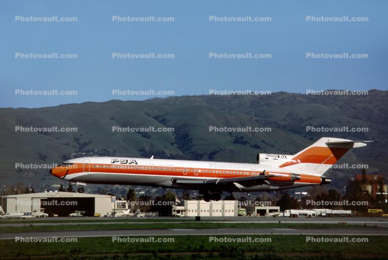 N545PS, Landing, Boeing 727-214 	, 727-200 series, Smileliner, December 1981