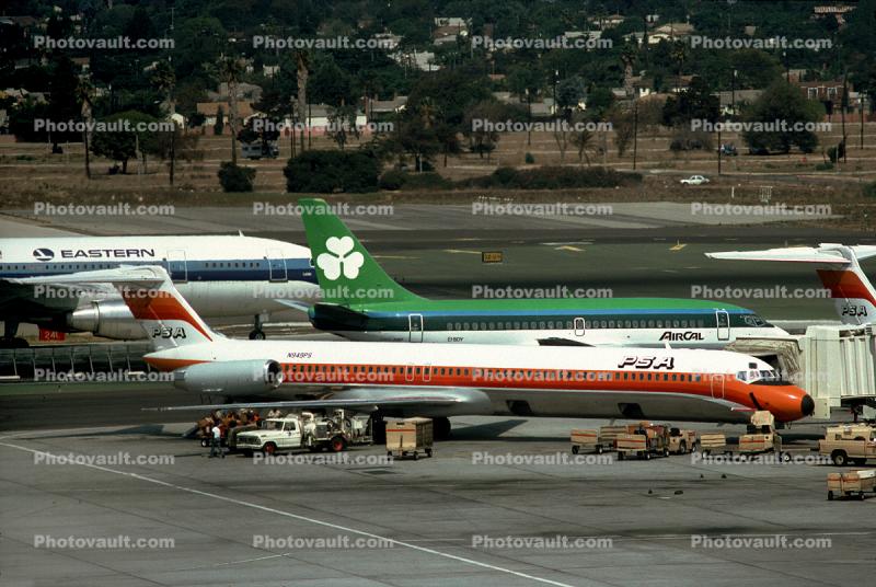 N949PS, McDonnell Douglas MD-82, Smileliner