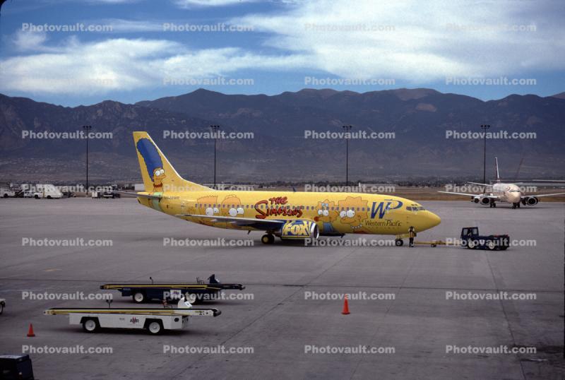 N949WP, Simpson Yellow Jet, Boeing 737-301, 737-300 series, Belt Loader, tow tractor