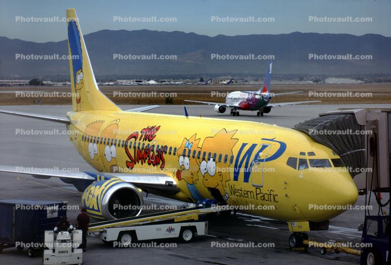 N949WP, Simpson Yellow Jet, Boeing 737-301, 737-300 series, Belt Loader