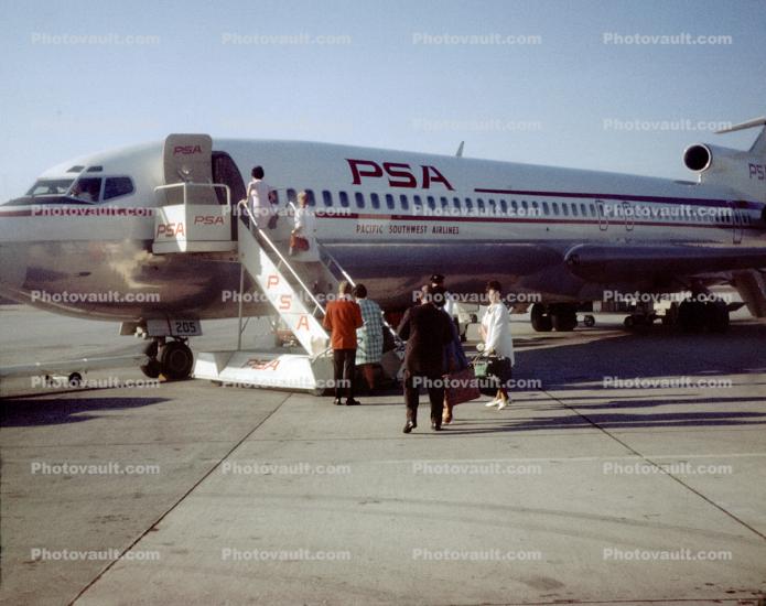 N532PS, Boeing 727-214, FN: 205, Boarding Passengers