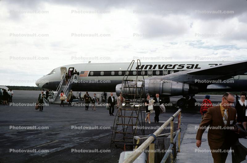 Universal Airways, disembarking passengers
