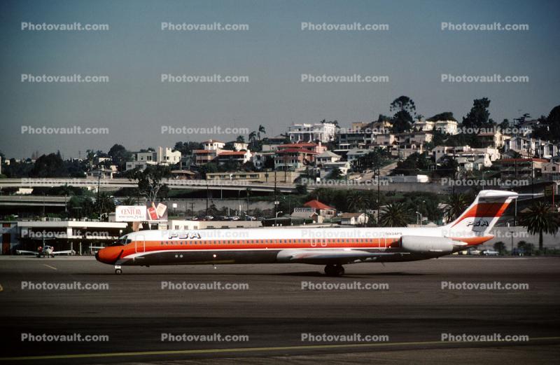N934PS, McDonnell Douglas MD-81, San Diego, Smileliner