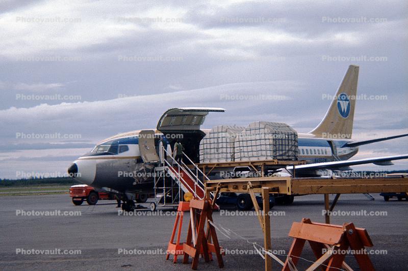 N4902W, Boeing 737-210C Combi, Cargo Load, 737-200 series