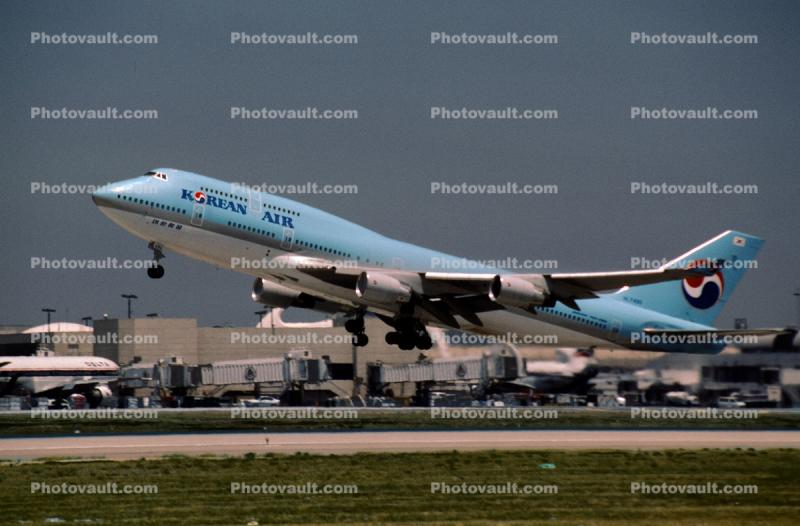 HL7490, Taking-off. Boeing 747-4B5