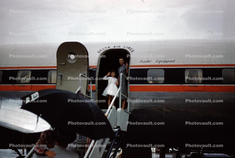 DC-6, Disembarking Passengers, Stewerdess, Girl, Woman, Stairs, 1950s