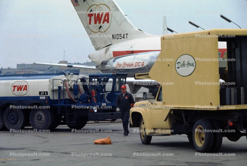     Dobbs House Catering Truck, N1054T, Star Stream DC-9, April 1970 