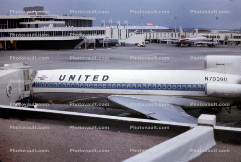 N7038U, Boeing 727-22, Denver Stapleton International Airport