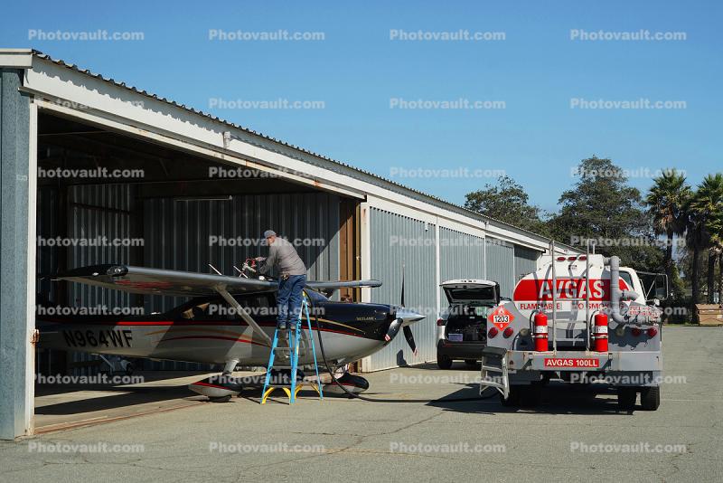 N964WF, Cessna 182T Skylane, Hangar, refueling, avgas, 16 August 2019