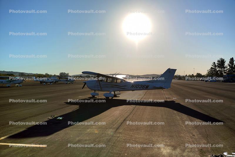 N1036M, Cessna 172S, sun shadow
