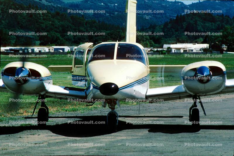 Piper PA-34 head-on, N999CP