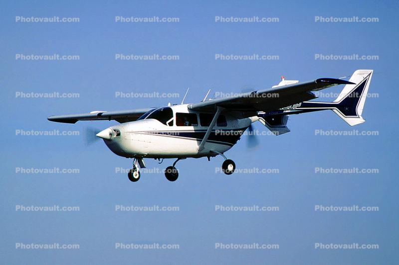 Cessna 337, landing