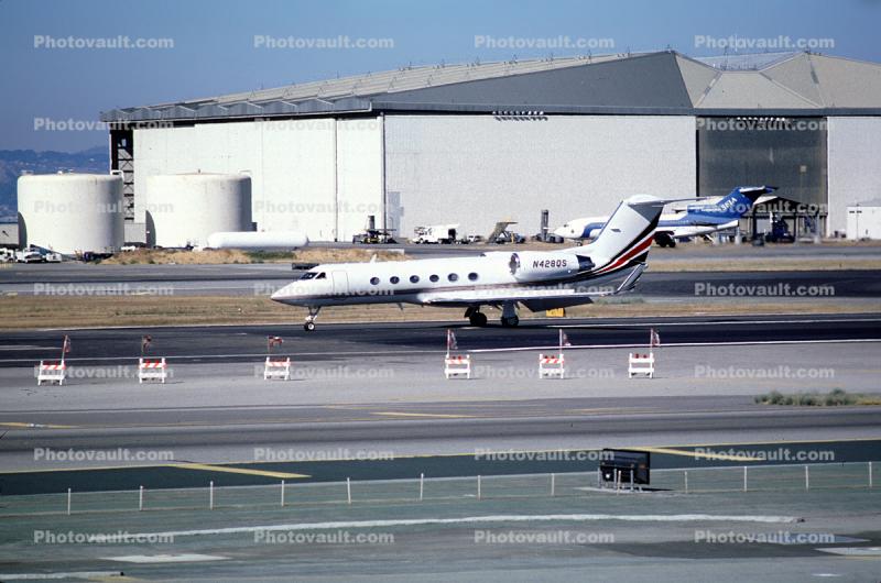 Grumman G-1159, Gulfstream II, G-II, N552JT, Hangar