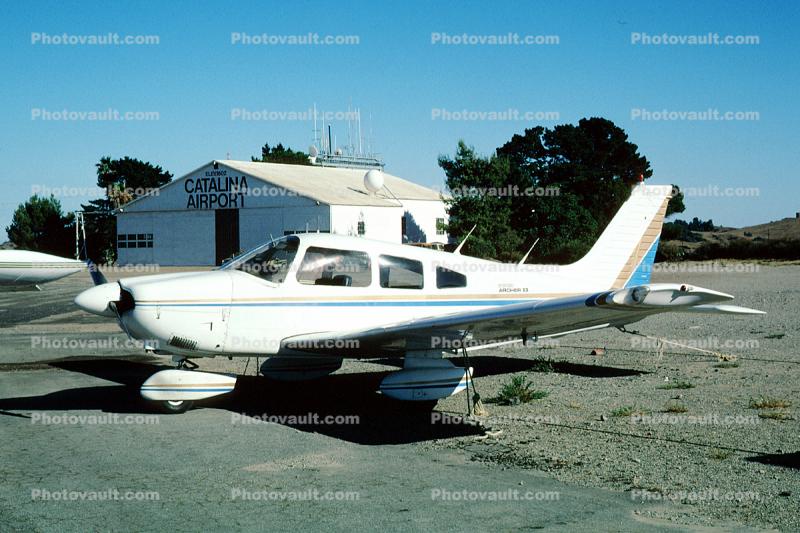 Hangar, Catalina Airport, Piper Archer-II