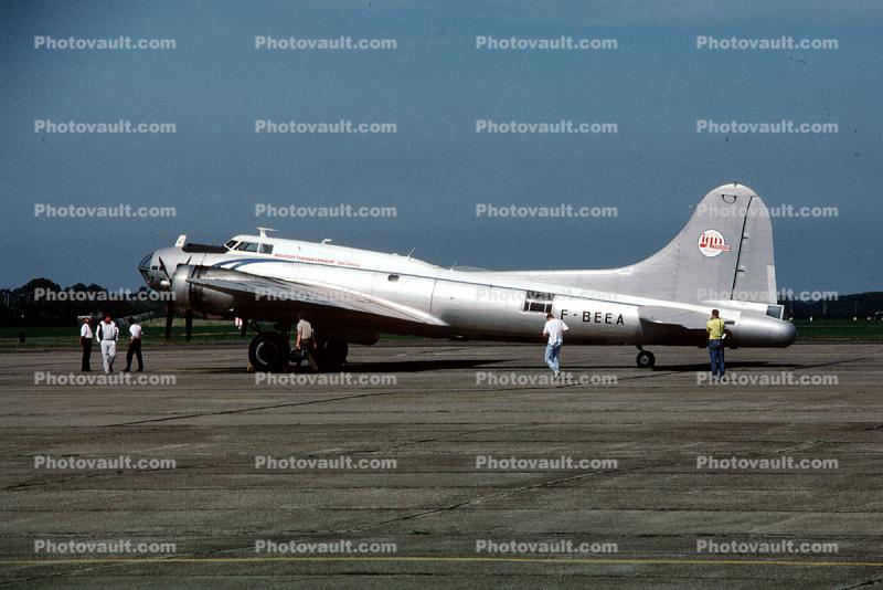 F-BEEA, Institut Geographique National, Boeing B-17G Flying Fortress, (299P)